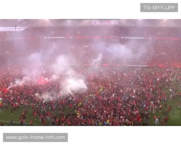 球迷看台燃放烟花，比赛短暂中断